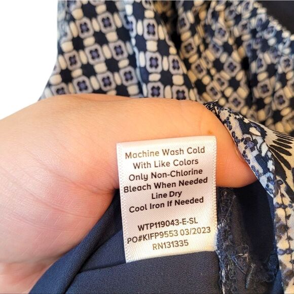 Evereve Women's Blue And White Geo Tile Print Ruffle Blouse Size L - Picture 6 of 6